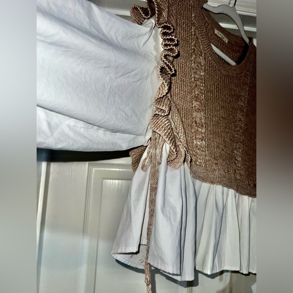 Illa Illa Stylish Tan and White Ruffle Sweater Top - Picture 11 of 12